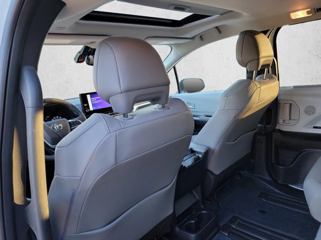 Used 2026 Toyota Sienna XLE FWD image 18