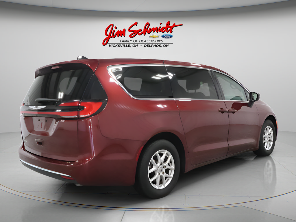 Used 2023 Chrysler Pacifica Touring-L FWD image 6