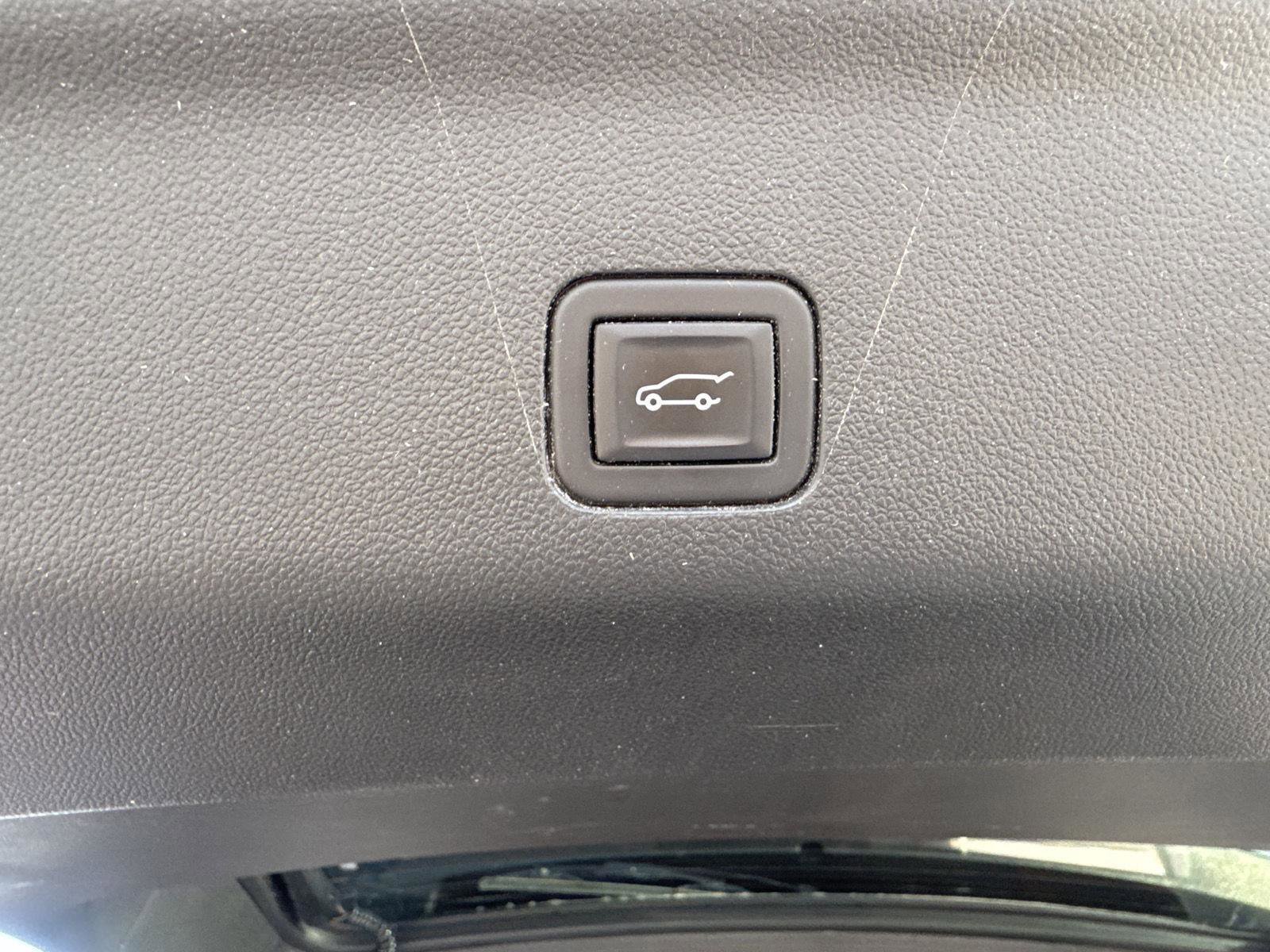 Used 2024 Chevrolet Tahoe Premier AWD/4WD image 12
