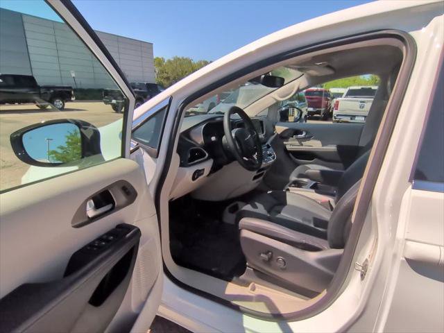 Certified 2024 Chrysler Pacifica Touring-L FWD image 24