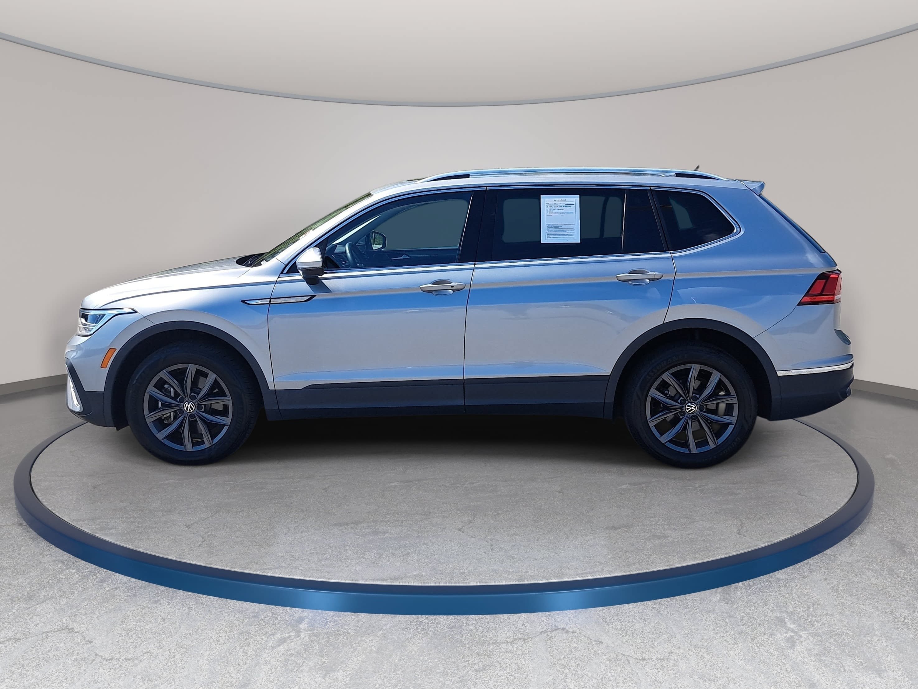 Certified 2023 Volkswagen Tiguan SE w/ Panoramic Sunroof Package AWD/4WD image 8