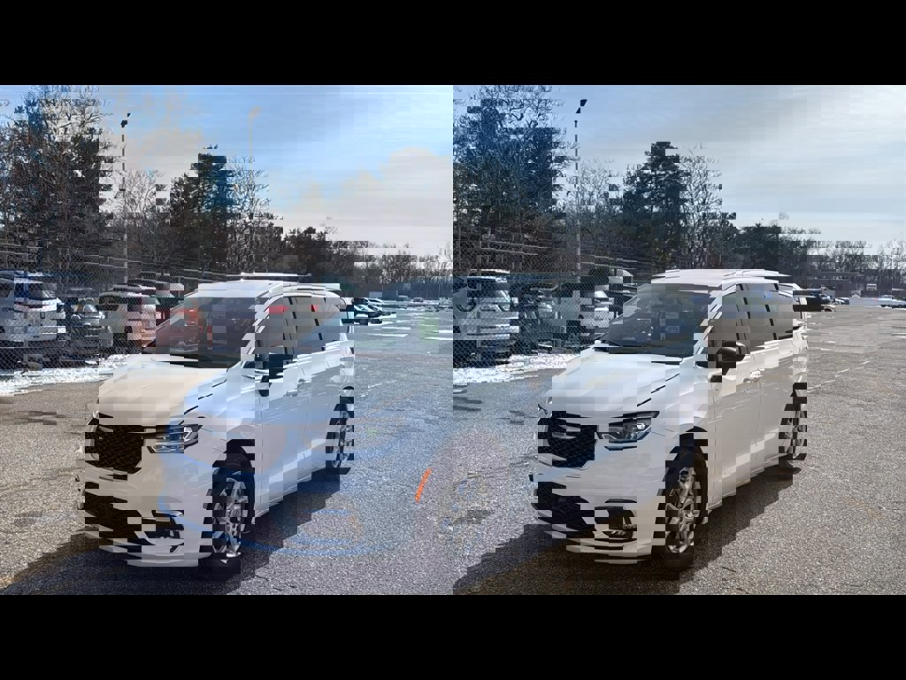 Used 2025 Chrysler Pacifica Select image 2