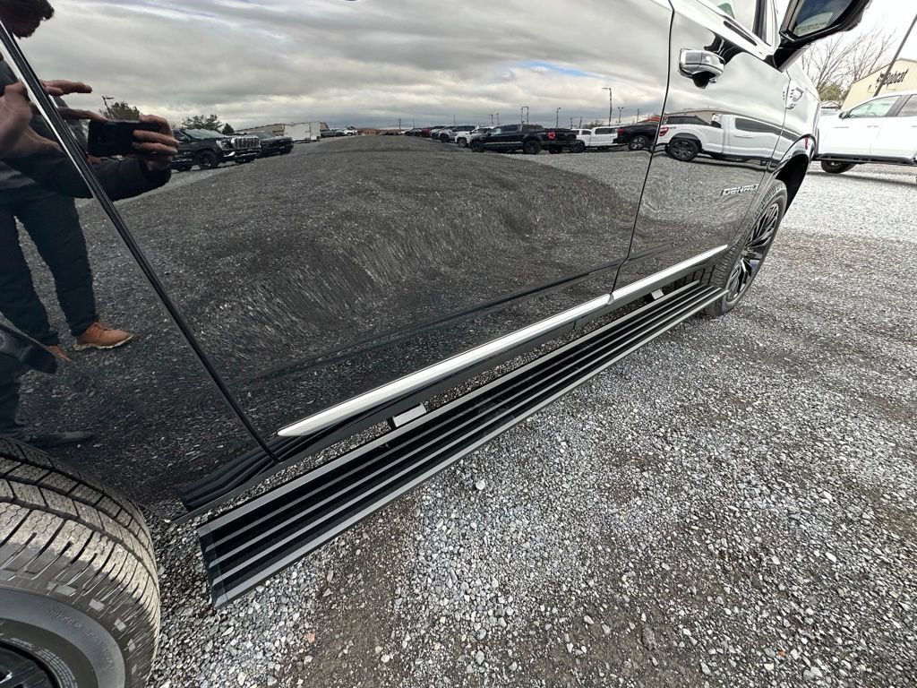 Used 2025 GMC Yukon XL Denali w/ Sun & Power Step Package image 22
