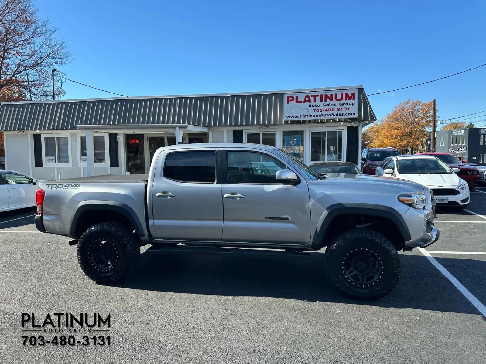 Used 2017 Toyota Tacoma TRD Off-Road image 2