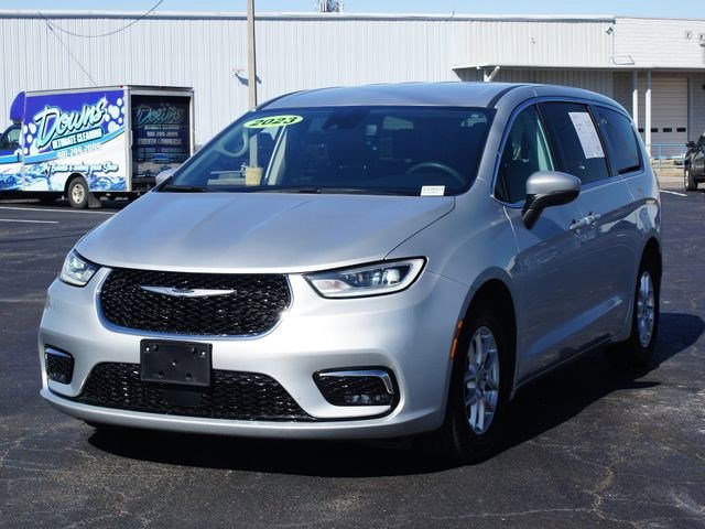 Used 2023 Chrysler Pacifica Touring-L image 2