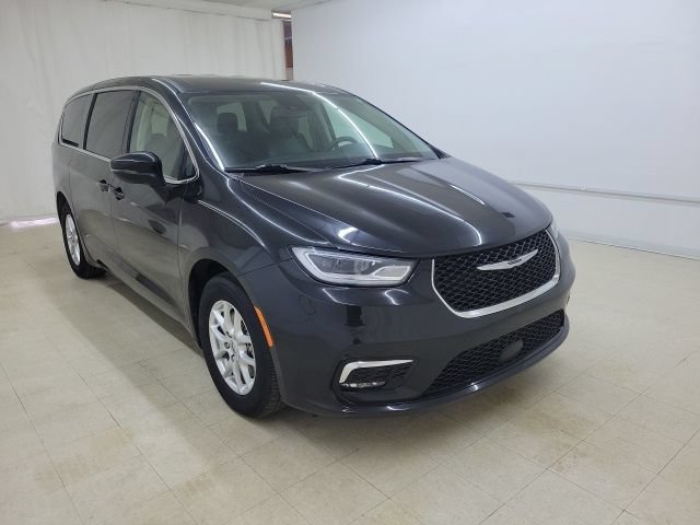 Used 2023 Chrysler Pacifica Touring-L FWD image 3