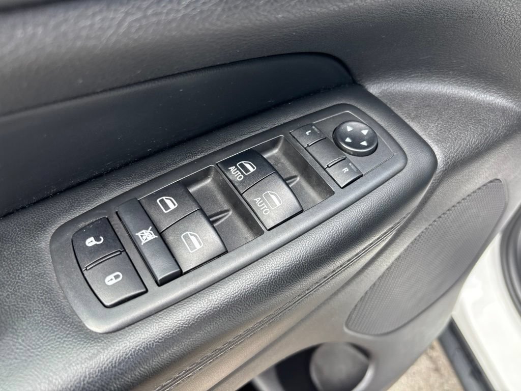 Used 2019 Jeep Grand Cherokee Laredo AWD/4WD image 17