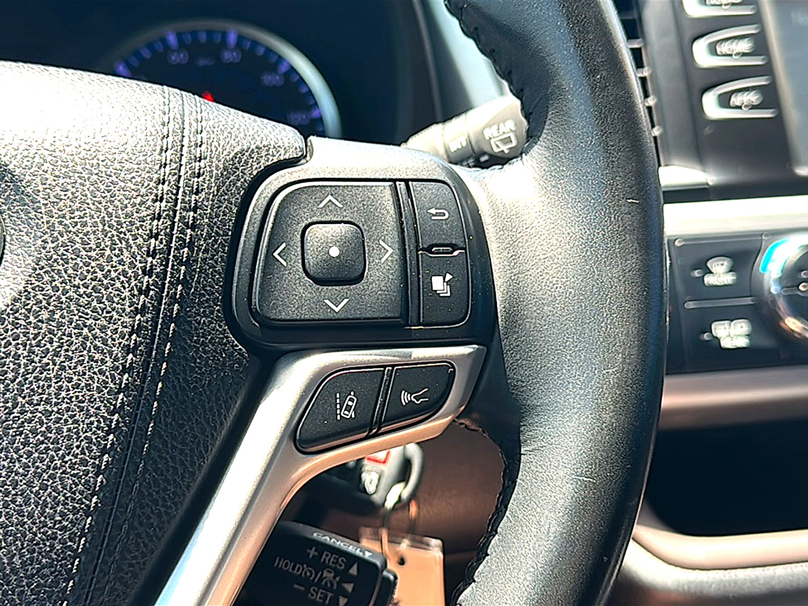 Used 2018 Toyota Highlander Plus FWD image 29