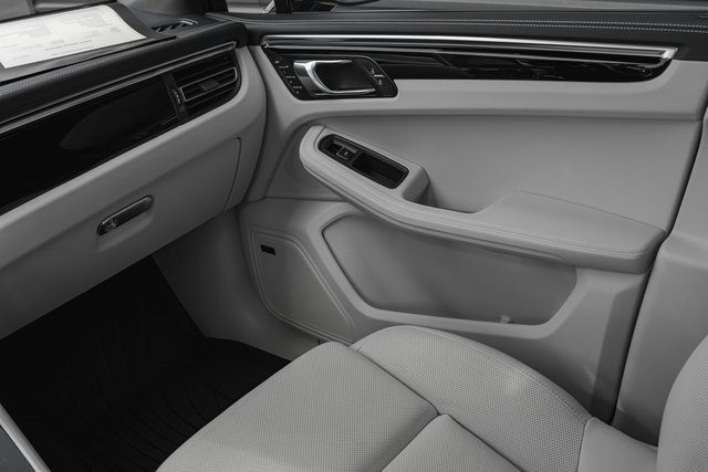 Used 2023 Porsche Macan w/ Premium Package Plus image 23