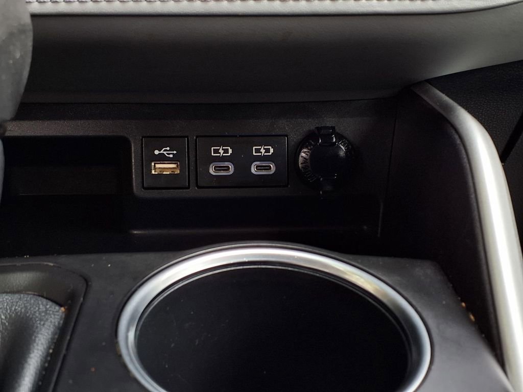 Used 2023 Toyota Highlander L image 10