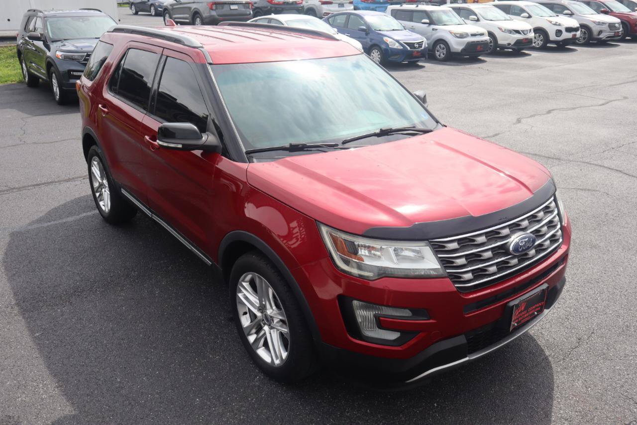 Used 2017 Ford Explorer XLT w/ Equipment Group 201A AWD/4WD image 12