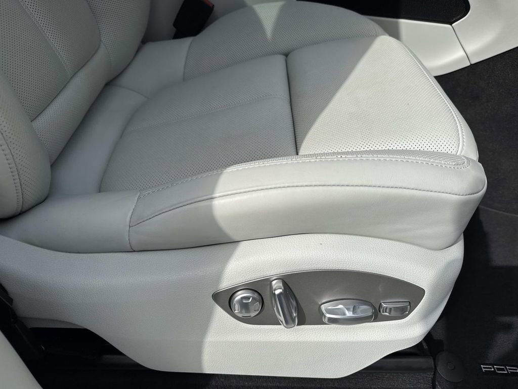 Certified 2025 Porsche Macan image 17