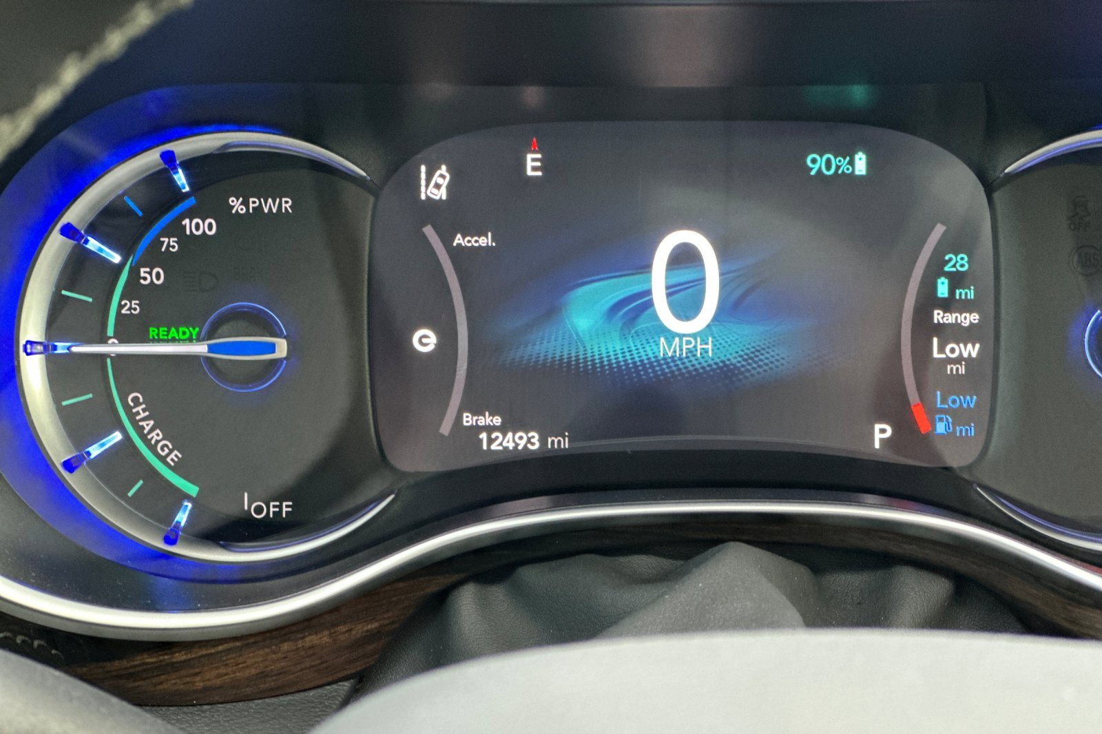 Used 2023 Chrysler Pacifica Limited w/ Uconnect Theater Family Group image 32