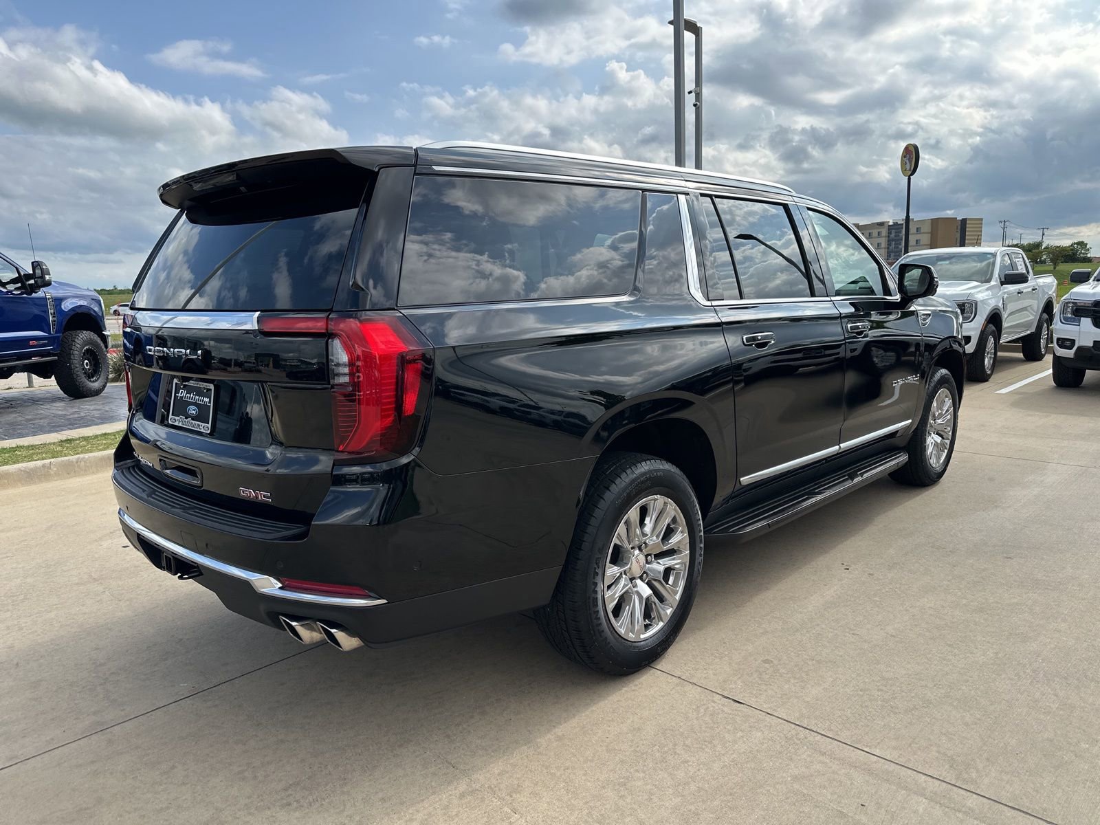 Used 2025 GMC Yukon XL Denali image 6