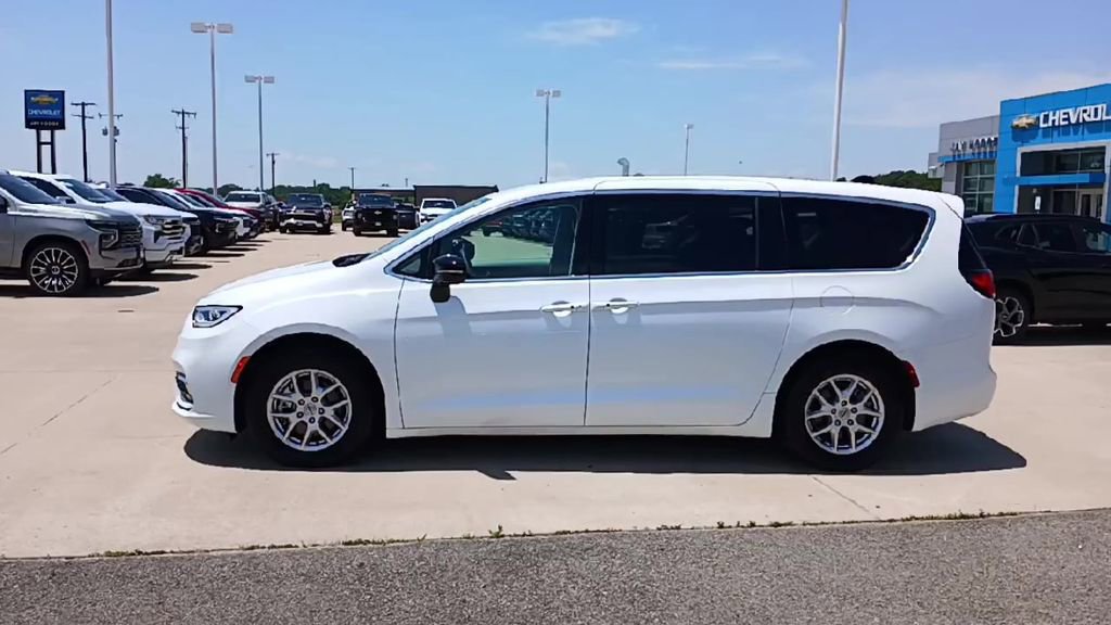 Used 2024 Chrysler Pacifica Touring-L FWD image 5