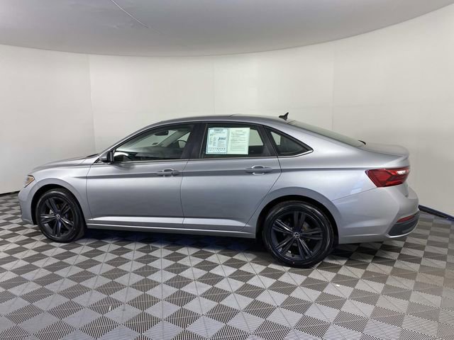 Used 2022 Volkswagen Jetta SE w/ Panoramic Sunroof Package image 5