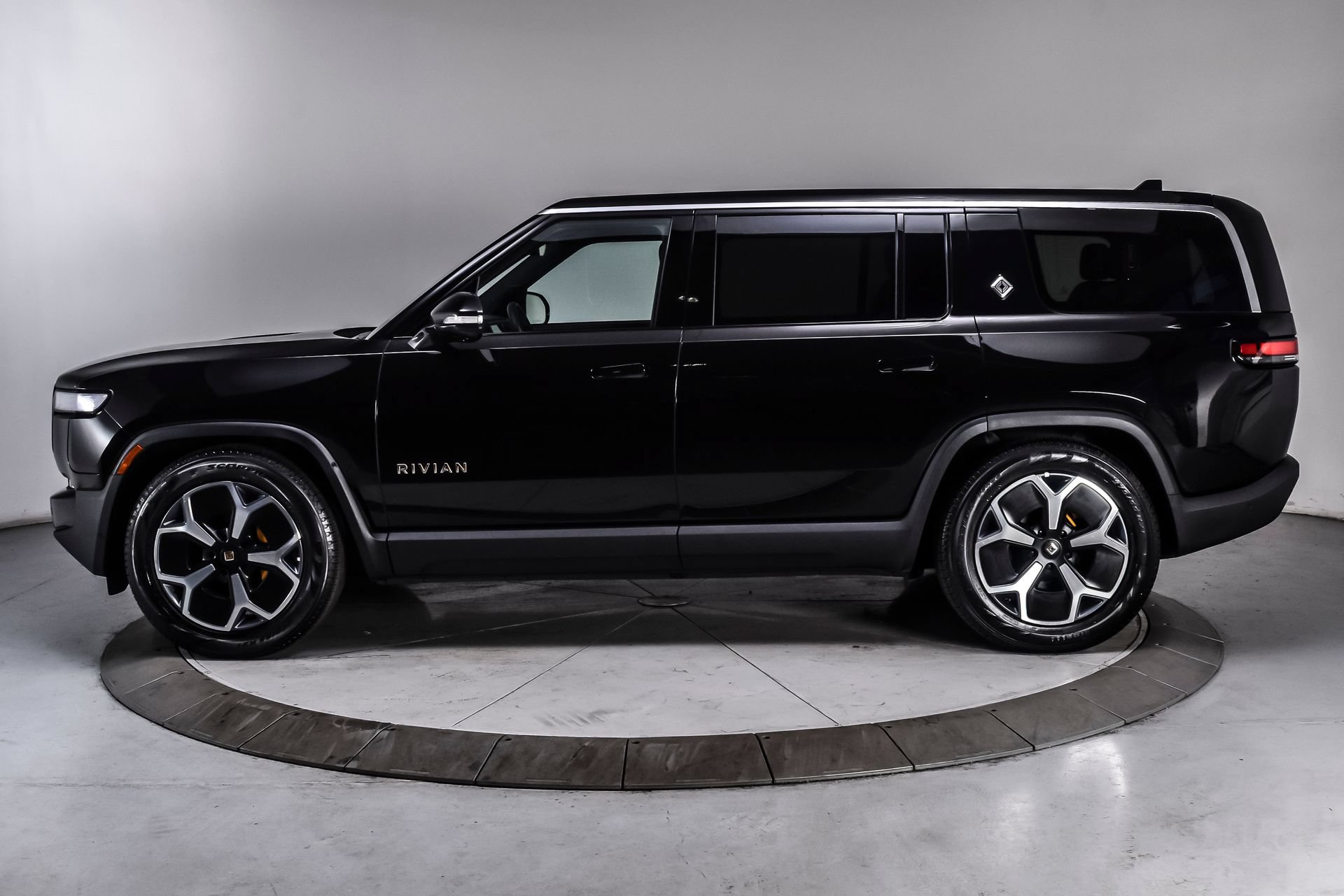 Used 2024 Rivian R1S Adventure AWD/4WD image 3