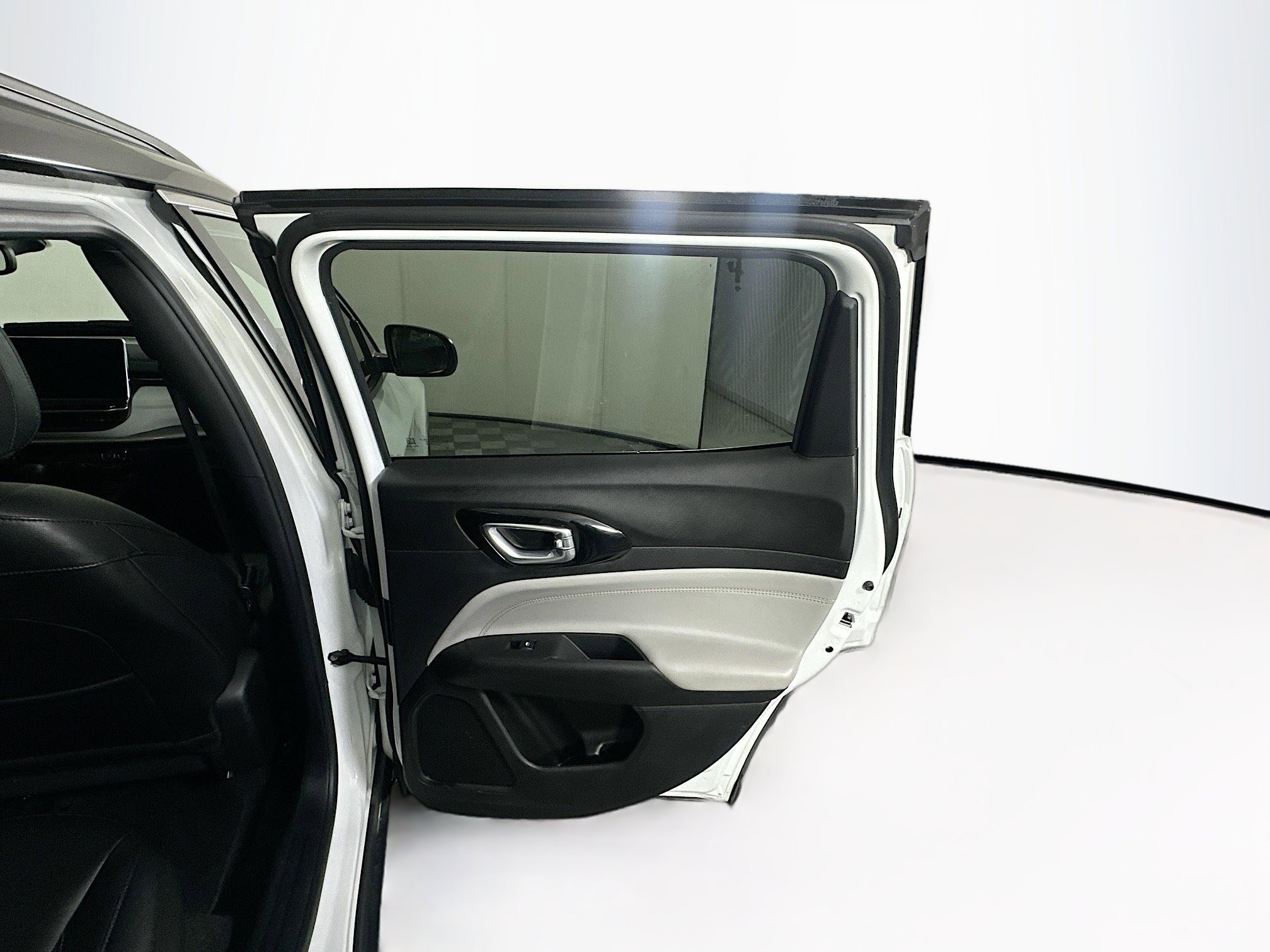 Used 2025 Jeep Compass Limited image 28