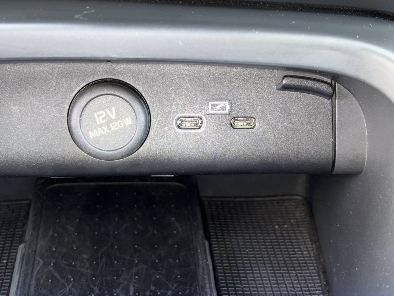 Used 2024 Volvo XC40 B5 Core AWD/4WD image 24