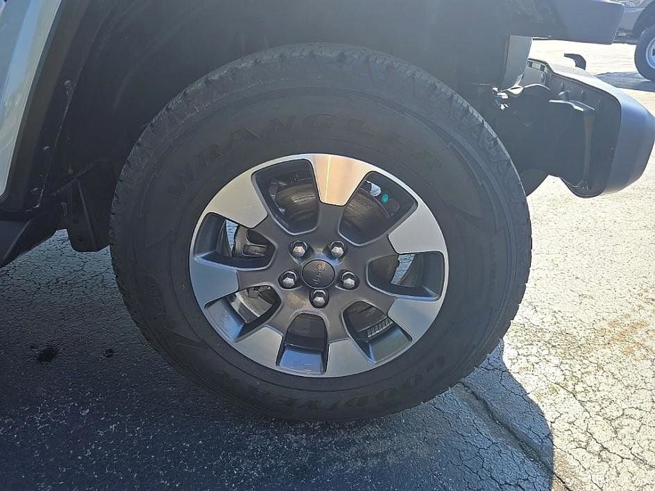 Used 2022 Jeep Wrangler Unlimited Sahara w/ Dual Top Group image 36