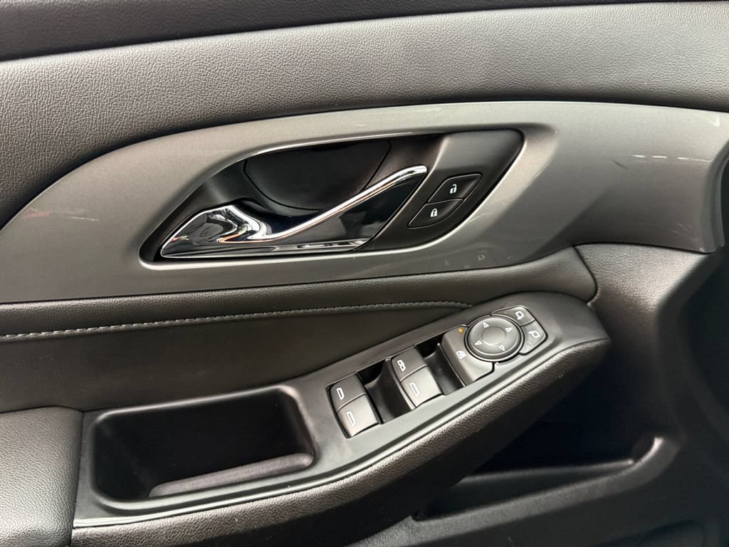 Used 2023 Chevrolet Traverse LT FWD image 11