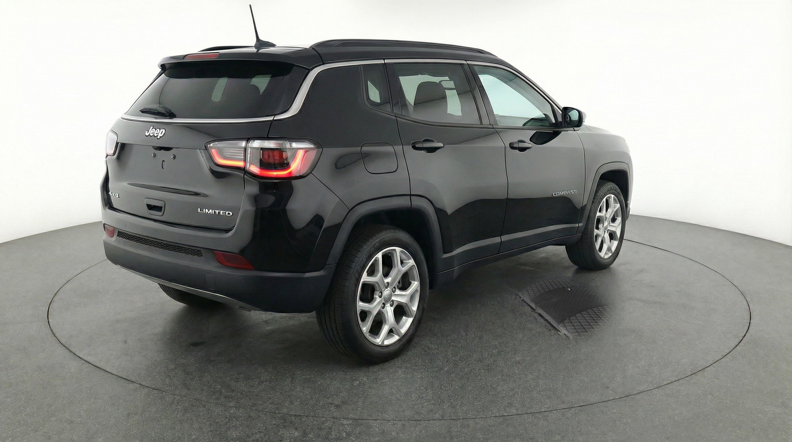 Used 2025 Jeep Compass Latitude AWD/4WD image 9
