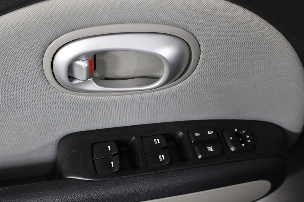 Used 2015 Kia Soul + image 19
