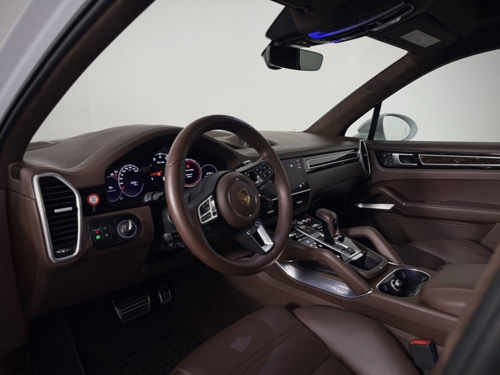 Used 2022 Porsche Cayenne Turbo image 4