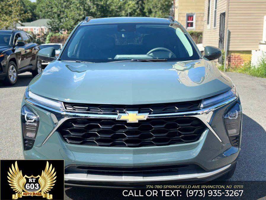 Used 2025 Chevrolet Trax LT FWD image 2