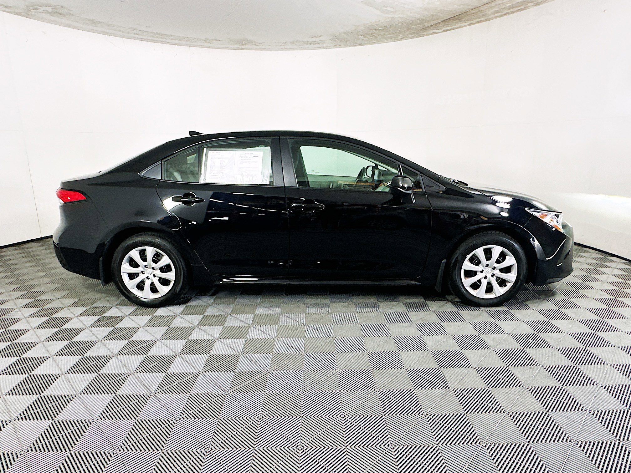 Used 2025 Toyota Corolla LE image 2