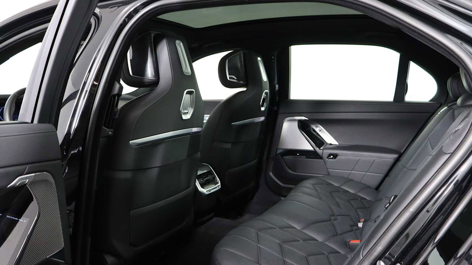 Used 2023 BMW 760i xDrive w/ Executive Package image 22