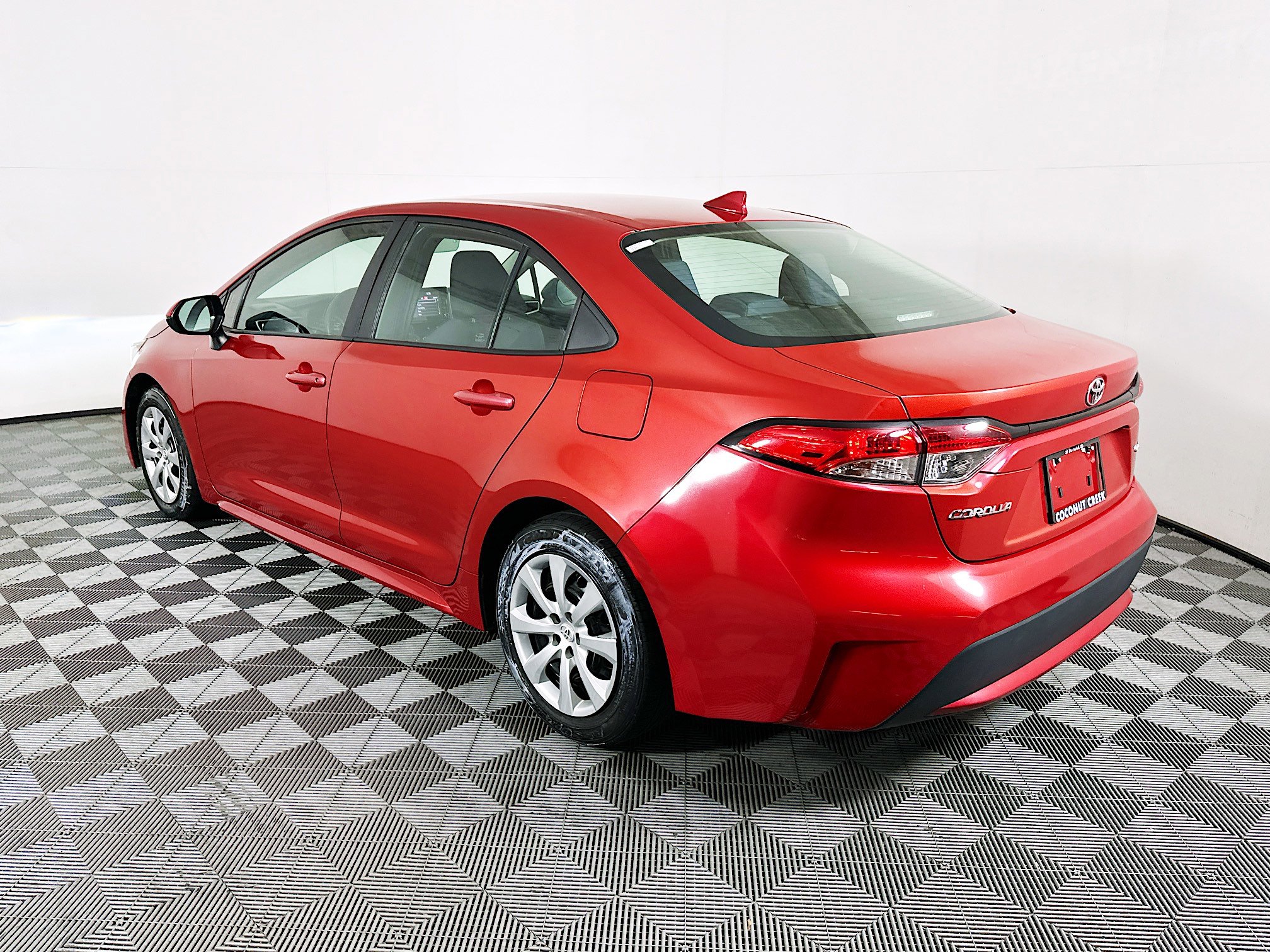 Used 2020 Toyota Corolla LE image 5