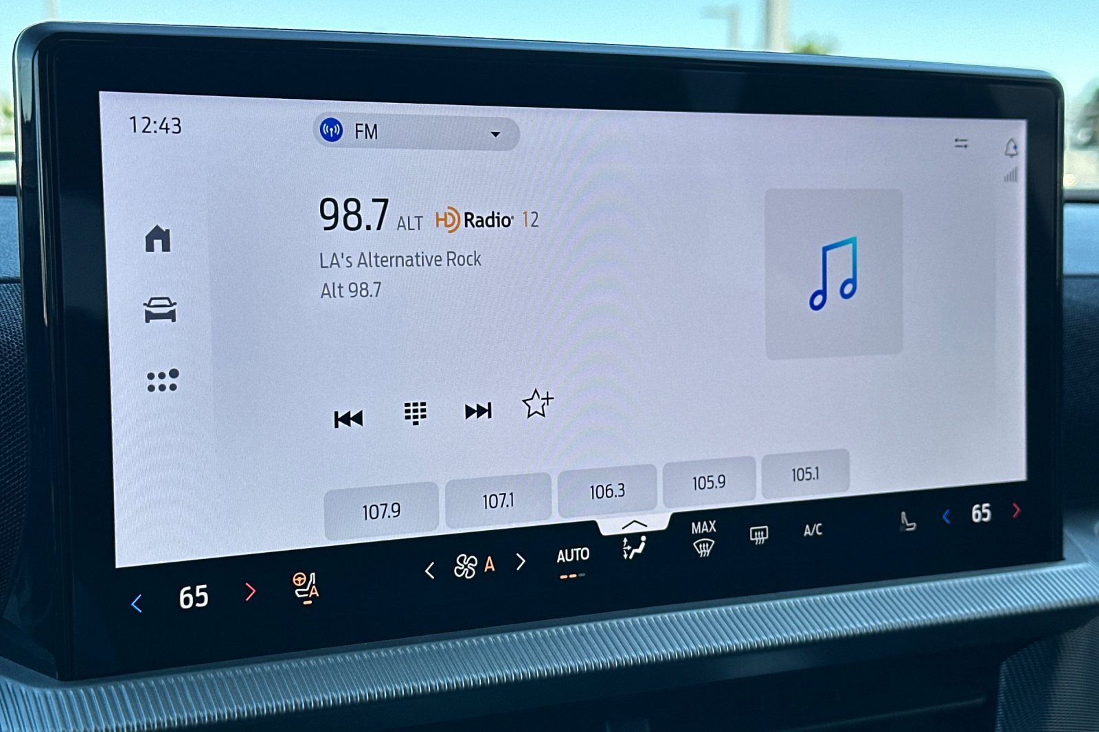 Used 2025 Ford Explorer ST-Line w/ ST-Line Street Pack image 18