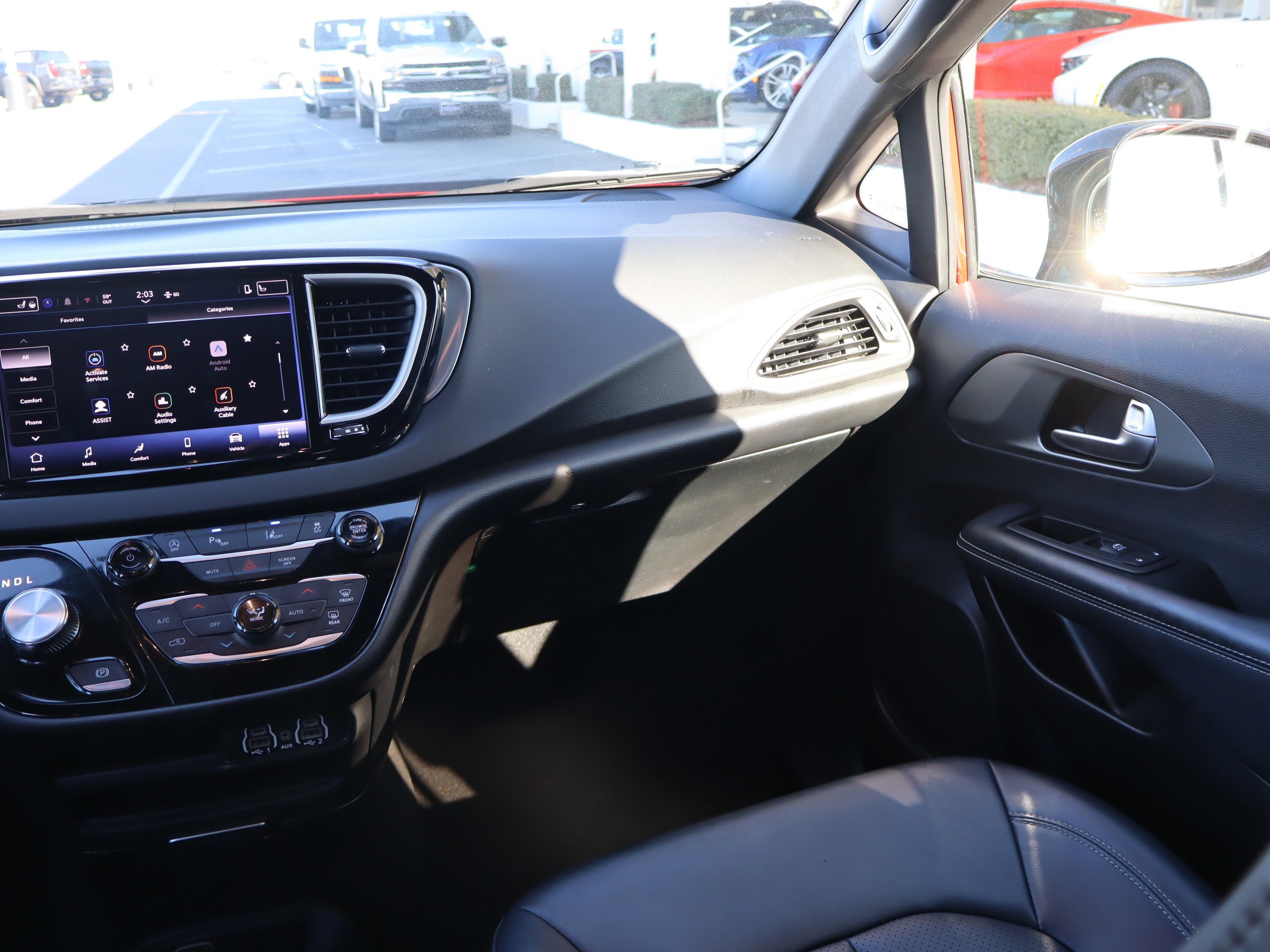 Used 2025 Chrysler Pacifica Select image 13
