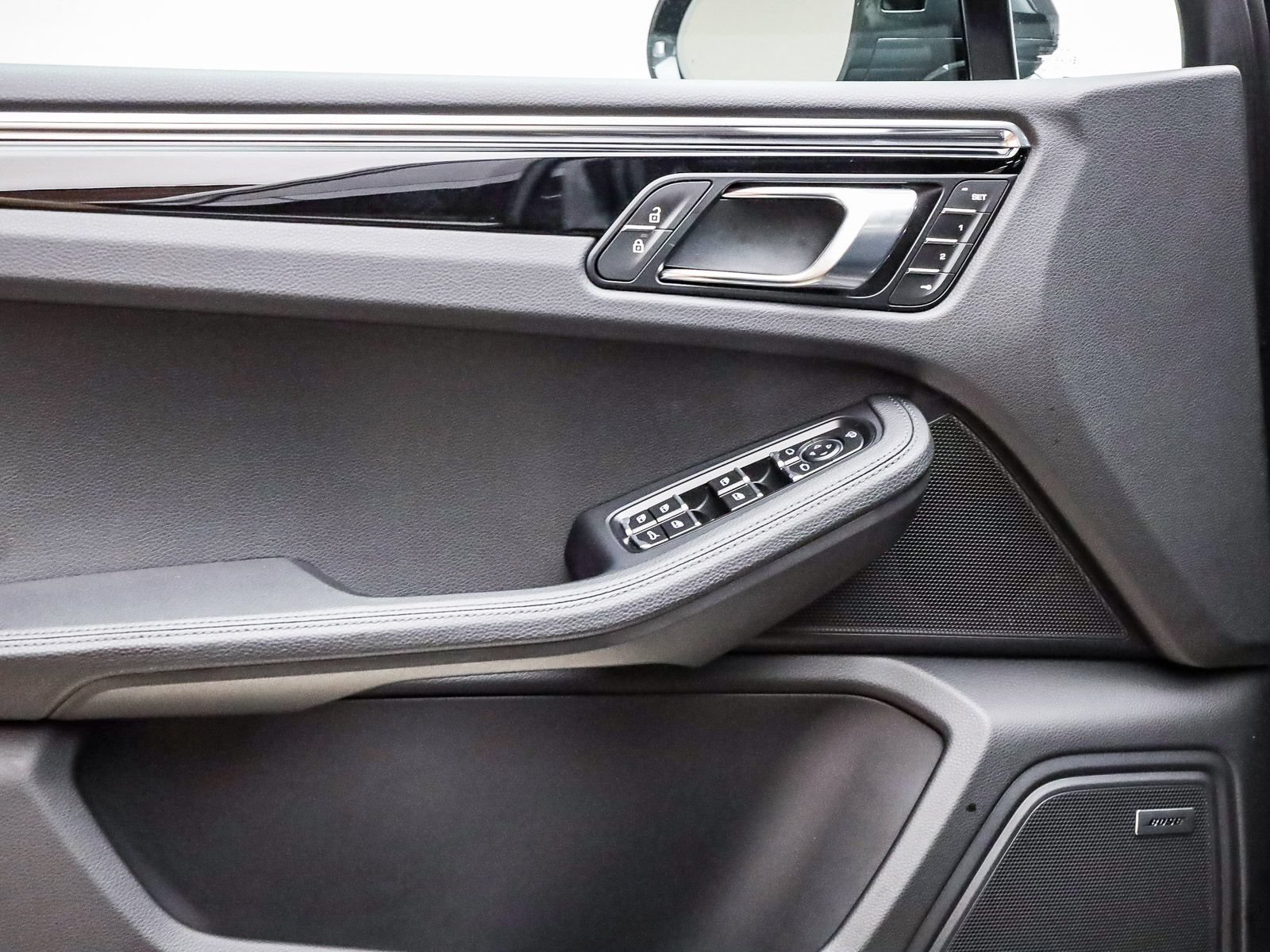Certified 2025 Porsche Macan AWD/4WD image 24