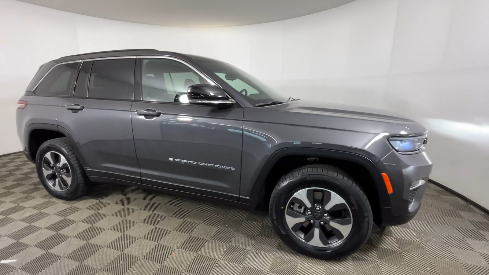 Used 2024 Jeep Grand Cherokee Limited 4xe w/ Trailer Tow Package AWD/4WD image 3
