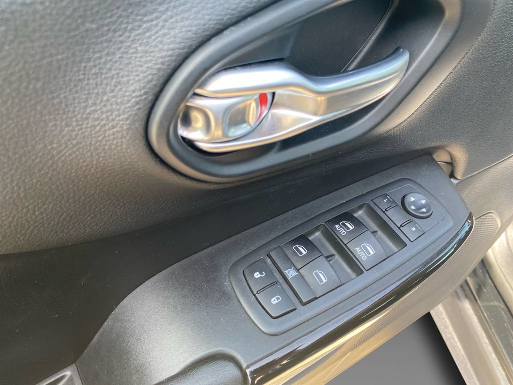 Certified 2019 Jeep Cherokee Latitude Plus AWD/4WD image 23