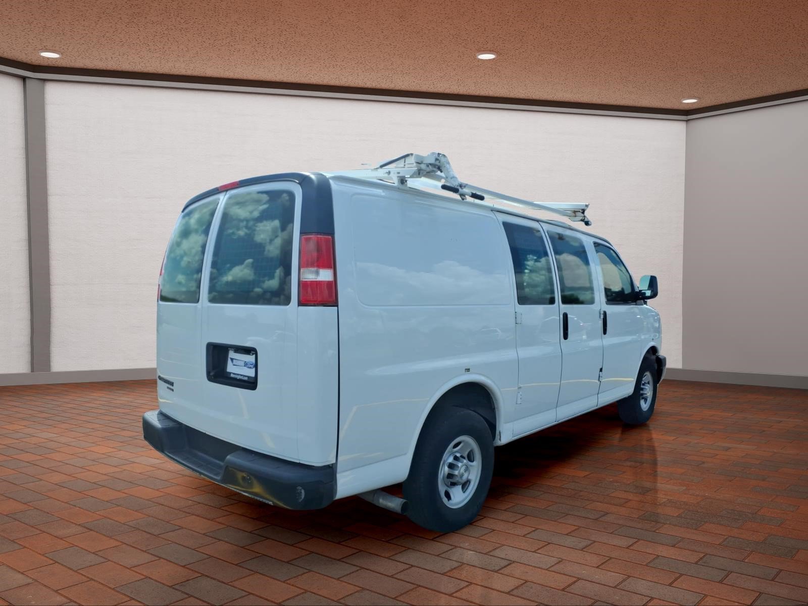 Used 2015 Chevrolet Express 2500 RWD image 8