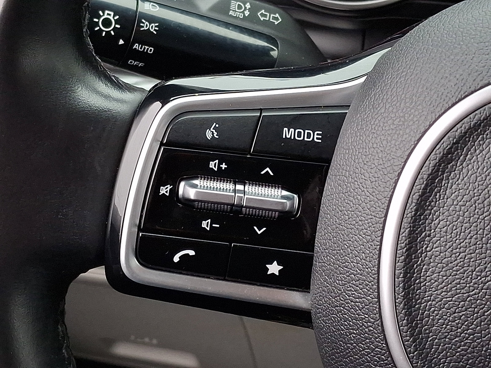 Used 2022 Kia Carnival LX image 21