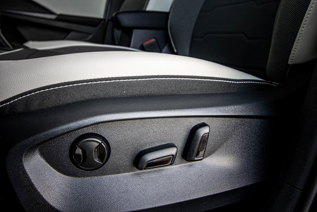 Certified 2025 Volkswagen Taos SE w/ Black Wheel Package image 29