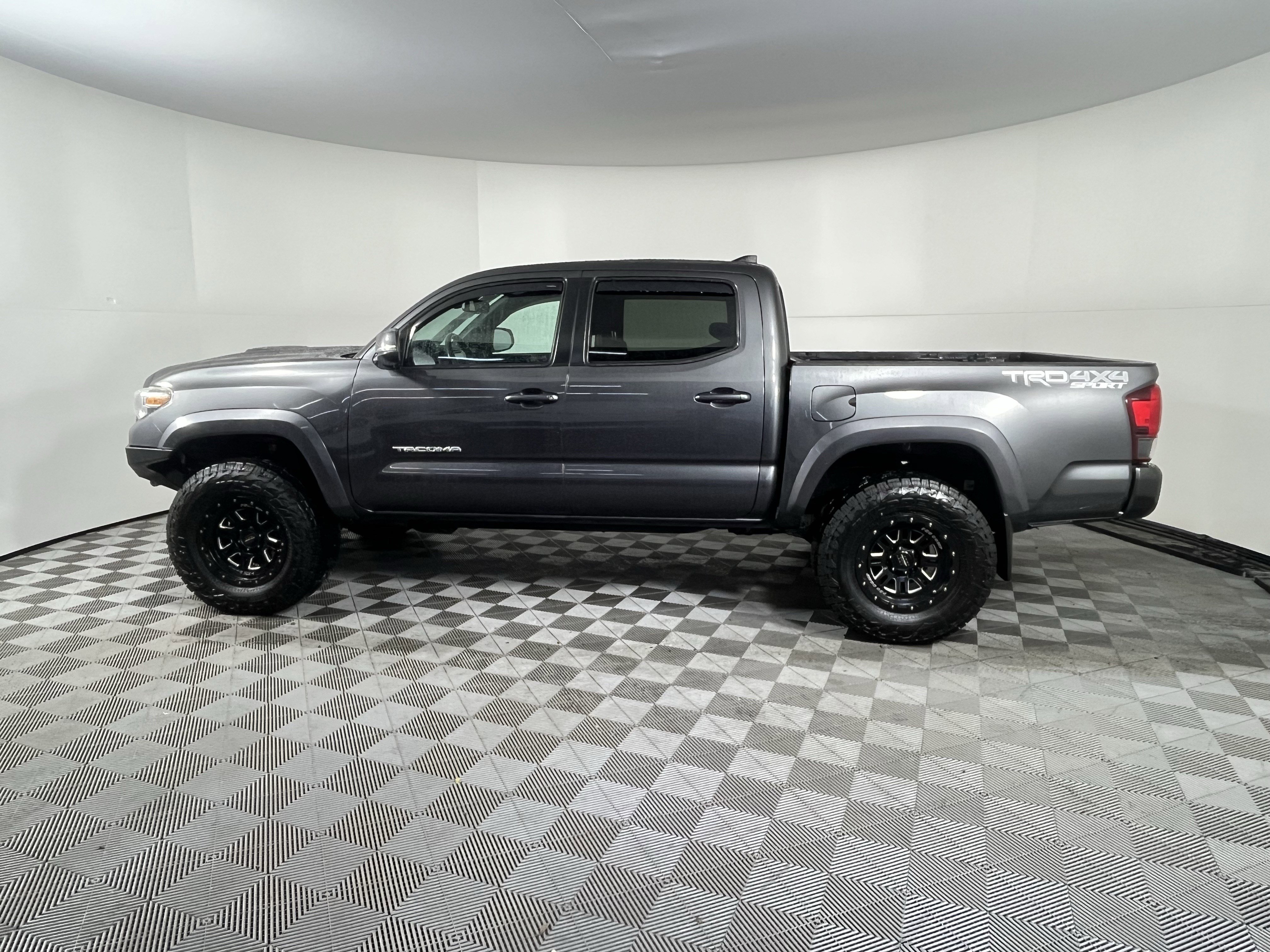 Used 2018 Toyota Tacoma TRD Sport w/ Technology Package image 2