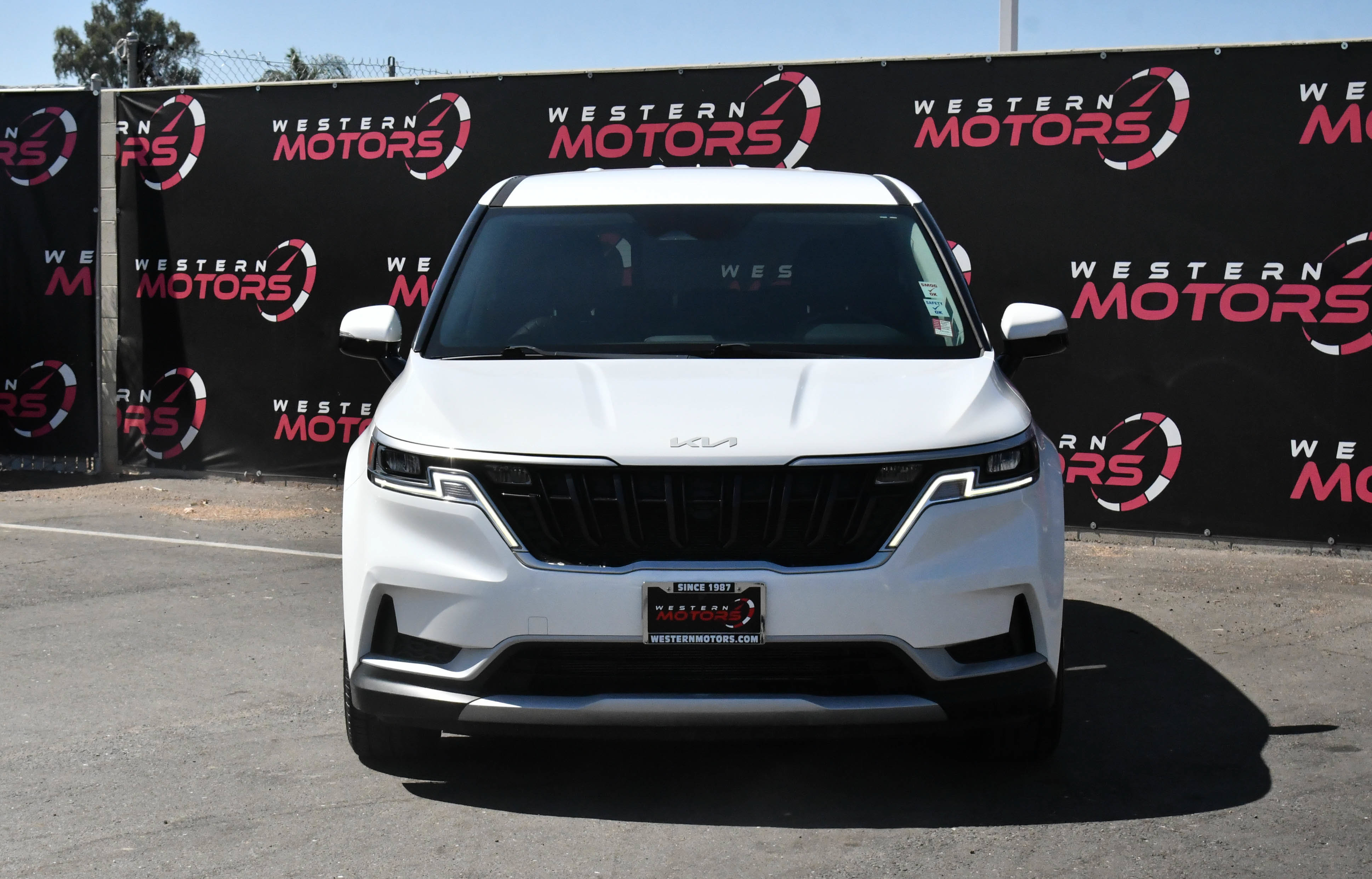 Used 2023 Kia Carnival LX FWD image 2