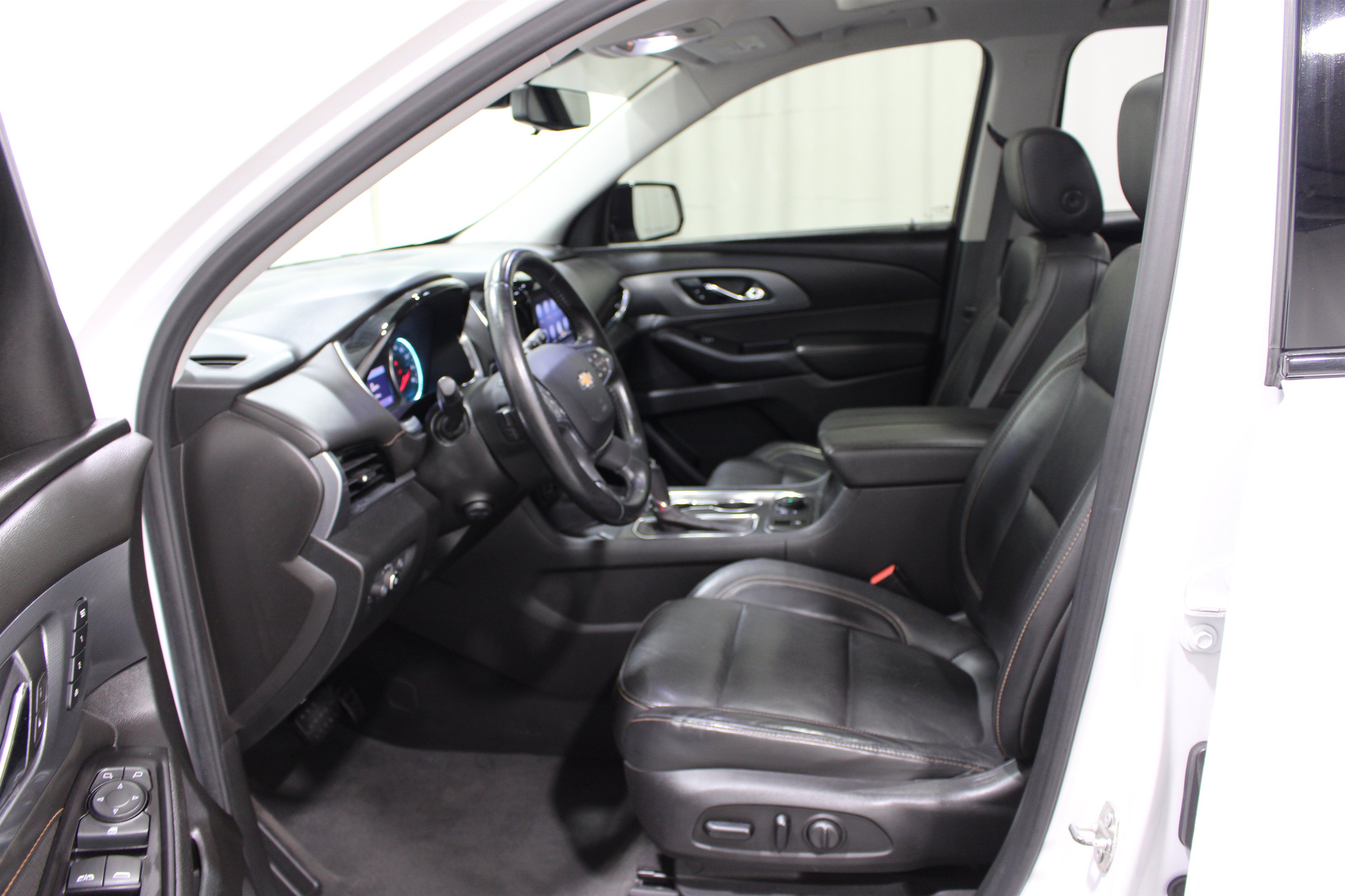 Used 2020 Chevrolet Traverse Premier w/ Redline Edition FWD image 3