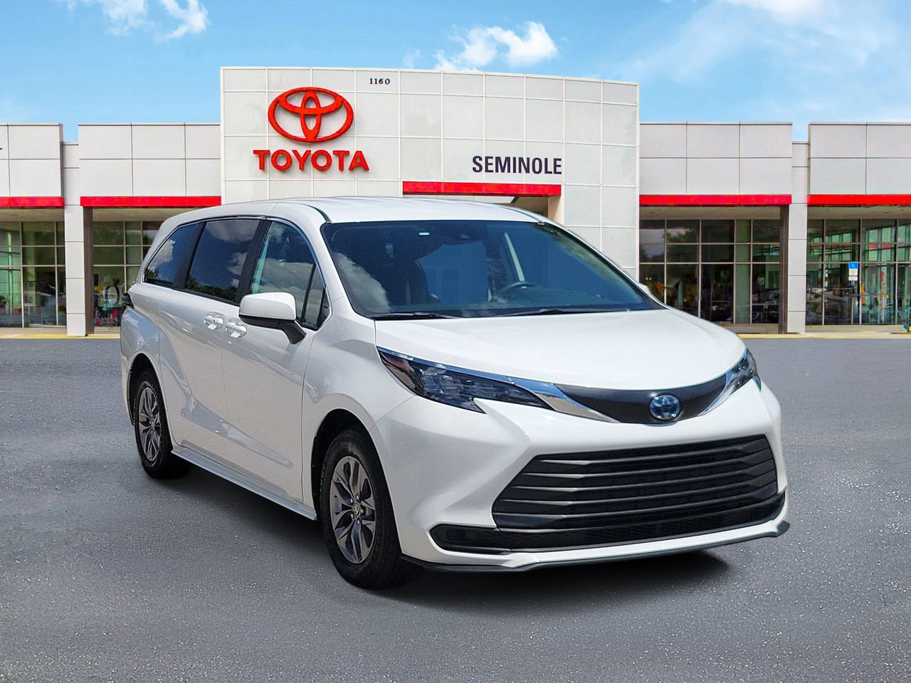 Used 2025 Toyota Sienna LE FWD image 2