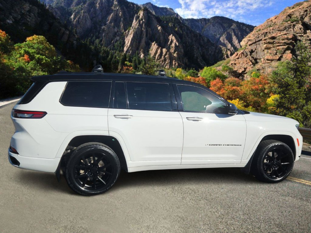 Used 2023 Jeep Grand Cherokee L Summit w/ Advanced Protech Group IV AWD/4WD image 2