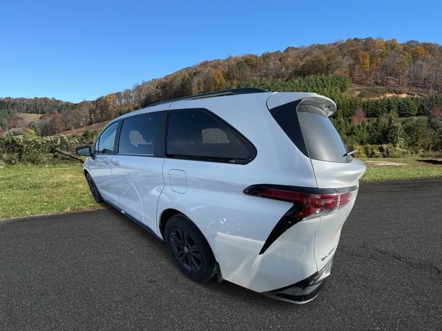 Used 2025 Toyota Sienna XSE image 5