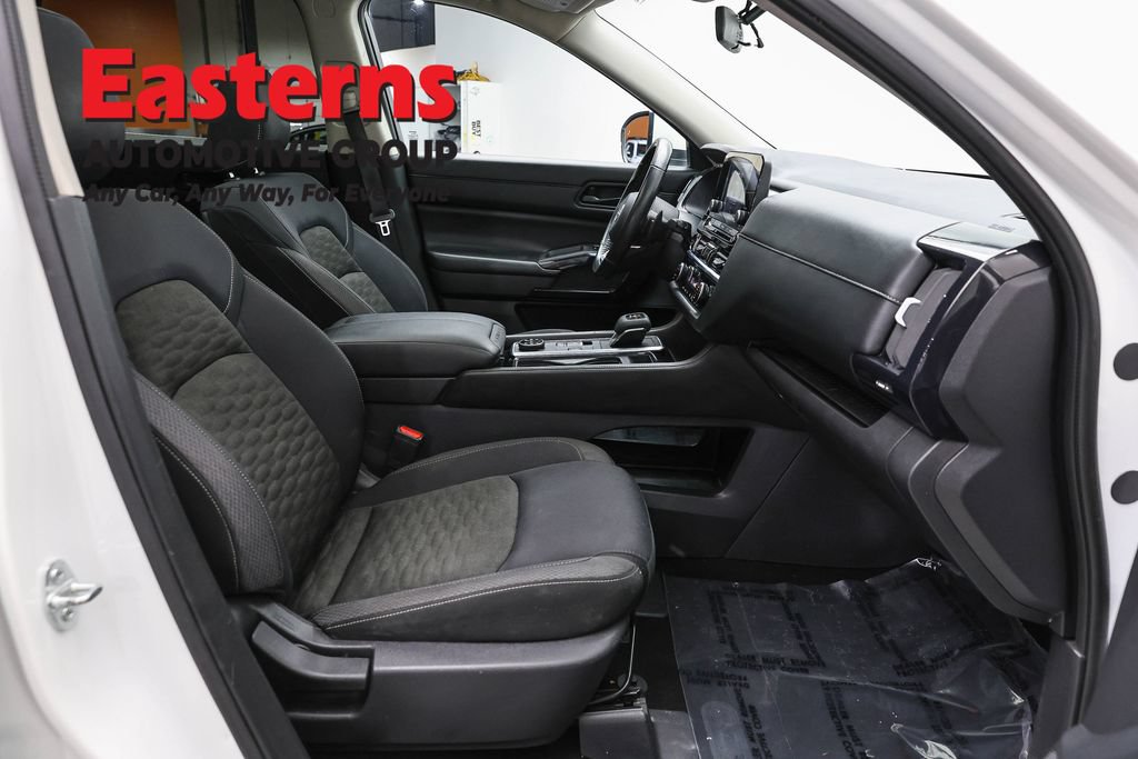 Used 2024 Nissan Pathfinder SV w/ SV Premium Package AWD/4WD image 26