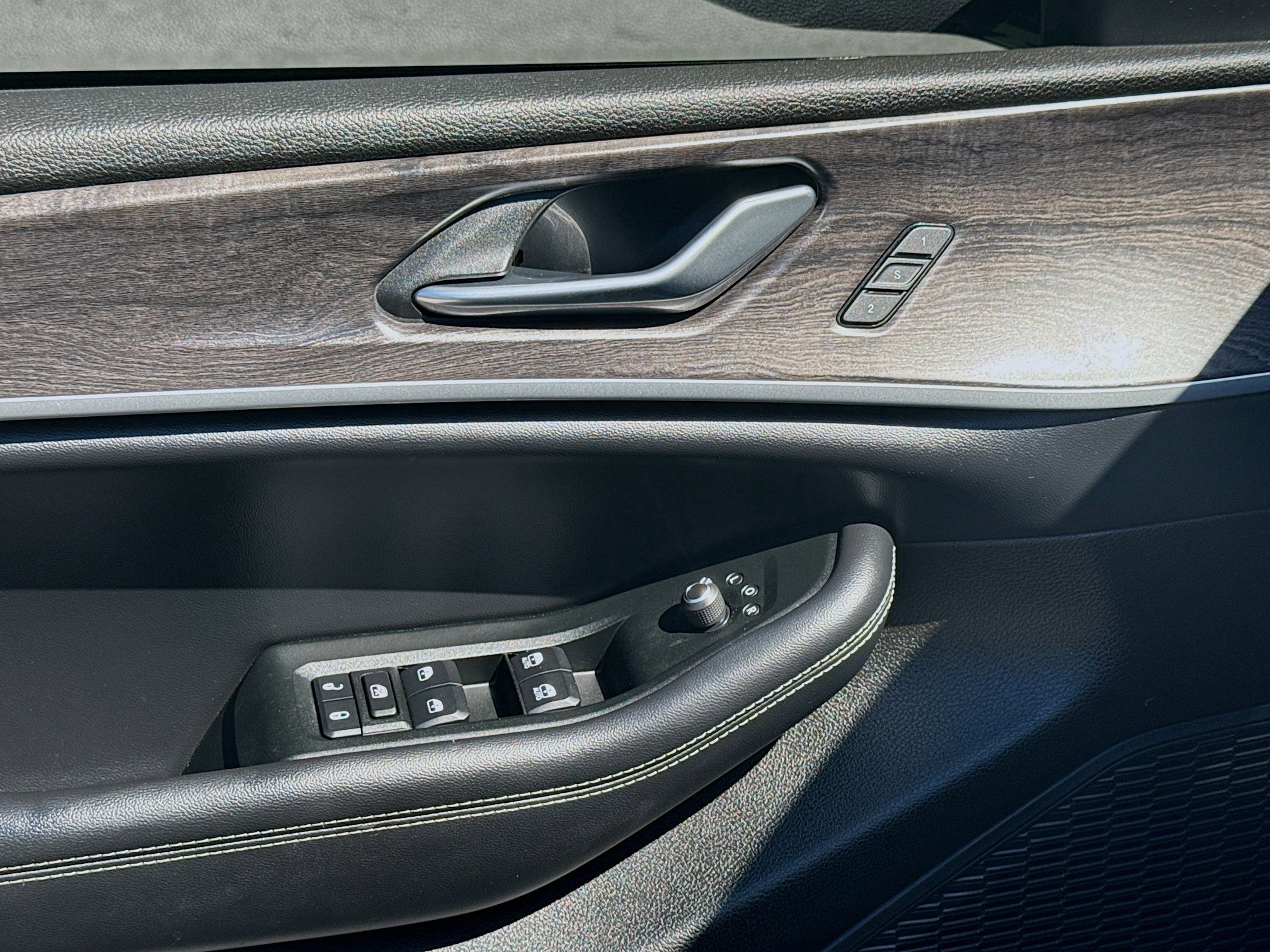 Used 2024 Jeep Grand Cherokee Limited w/ Black Appearance Package image 17