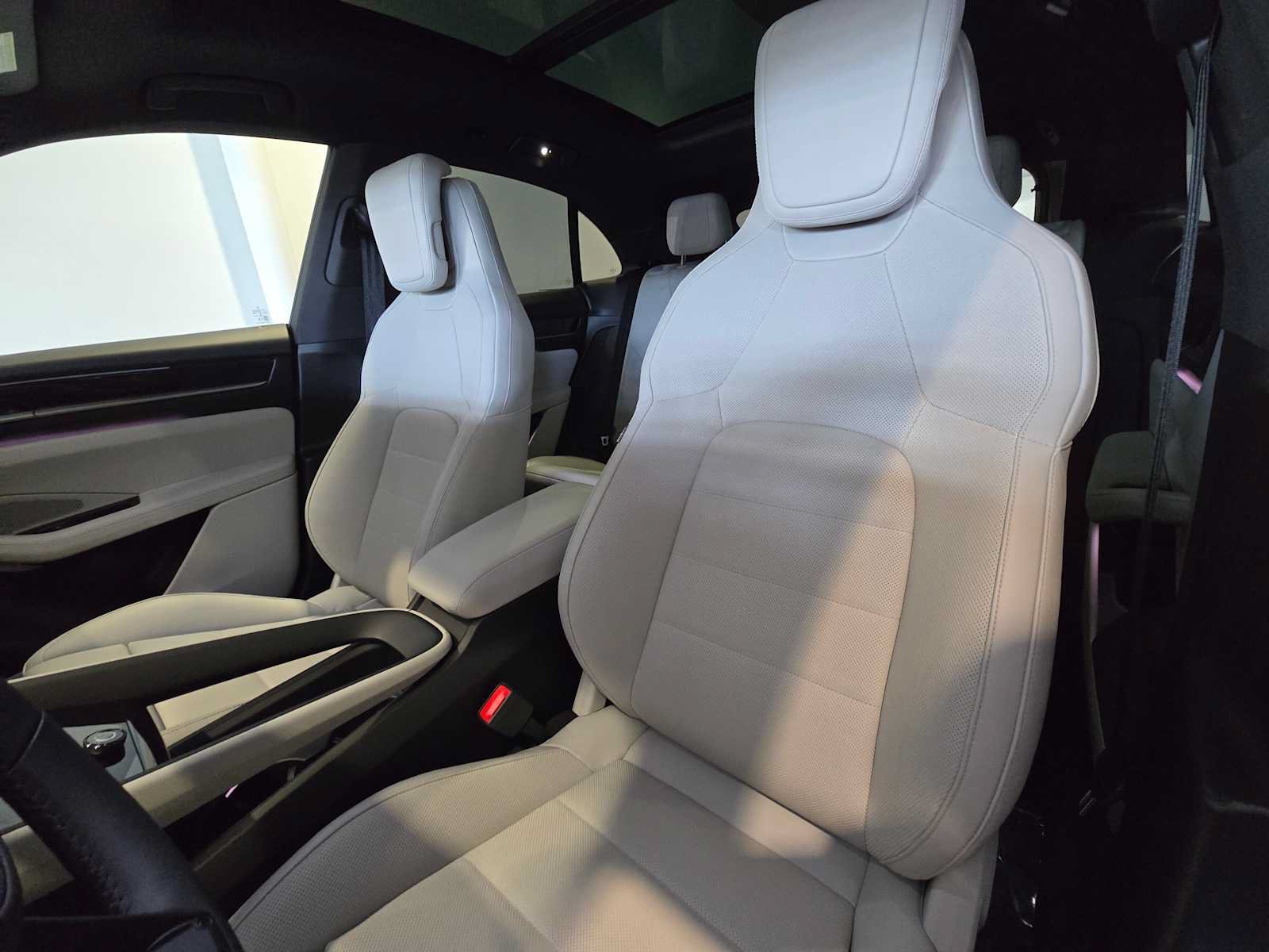Used 2025 Porsche Macan Electric RWD image 4