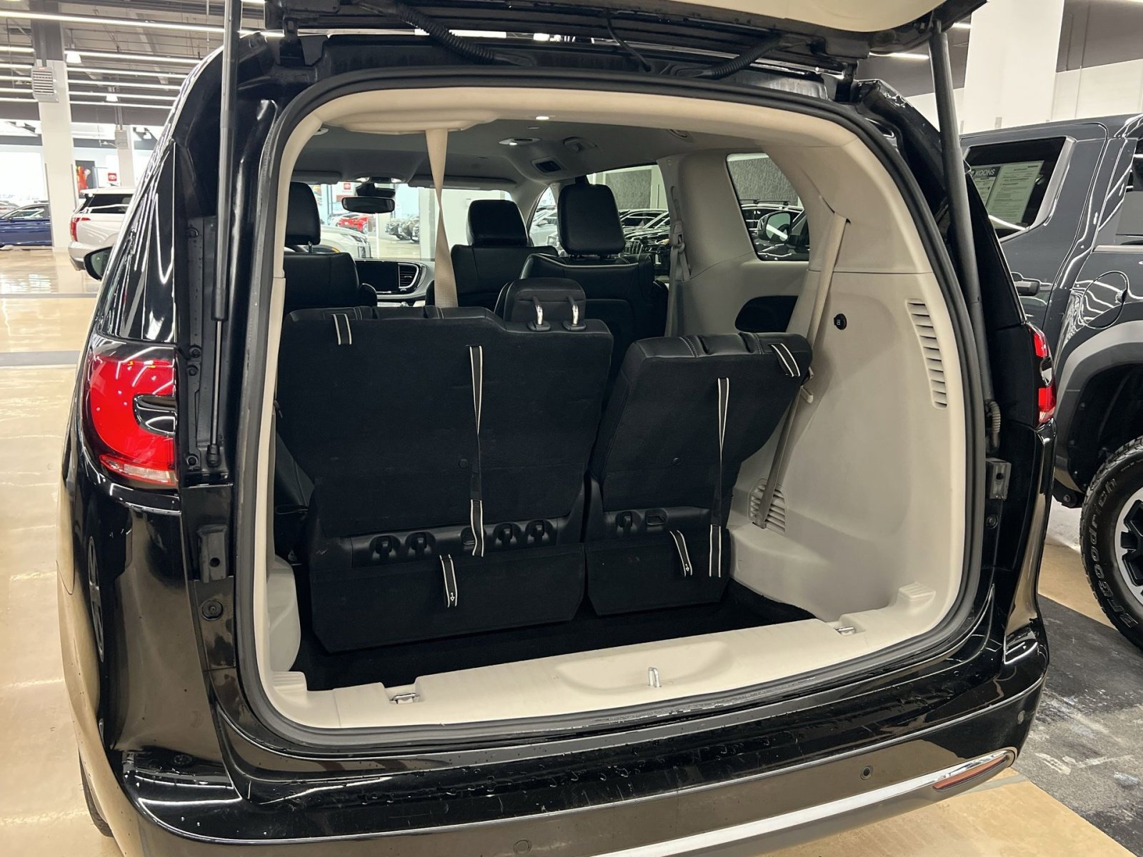 Used 2024 Chrysler Pacifica Select image 23